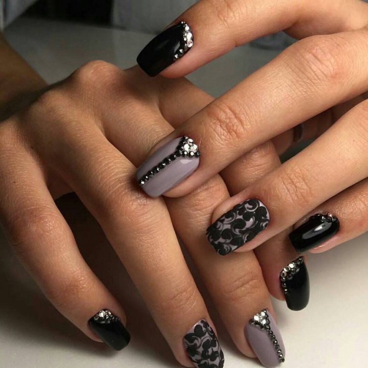 Маникюр черный с рисунком