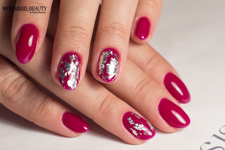 Маникюр розовое с красной фольгой