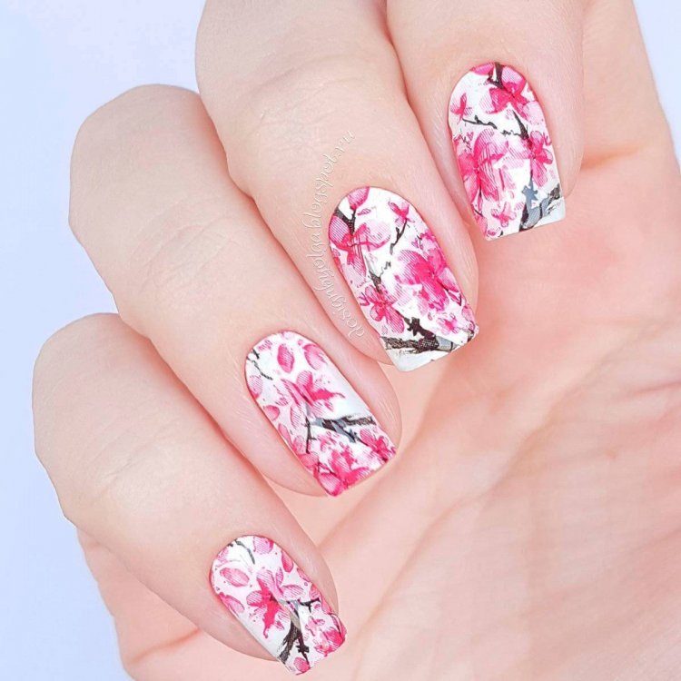 Цветочки на ногтях