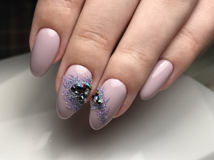 Маникюр с кристаллами Пикси