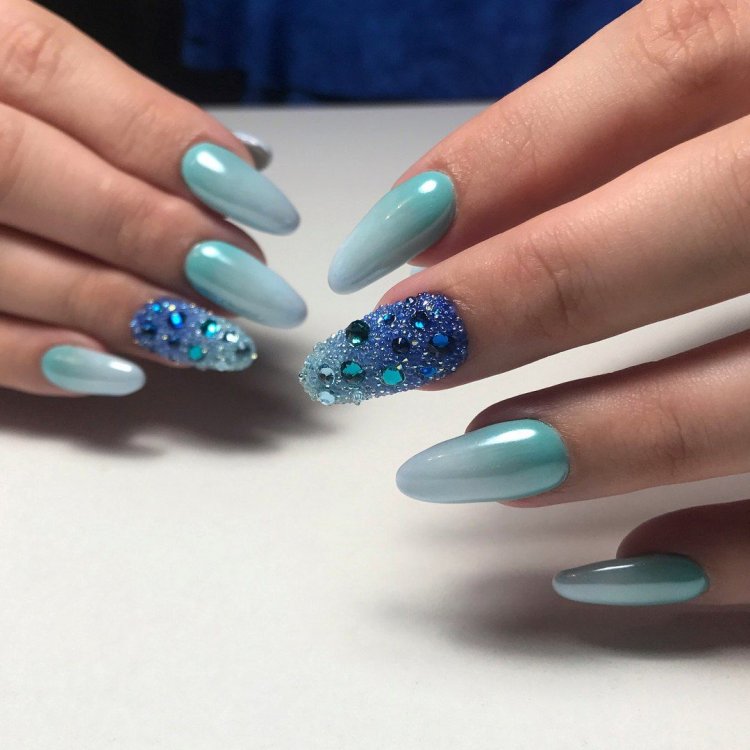 Маникюр омбре с хрустальной крошкой