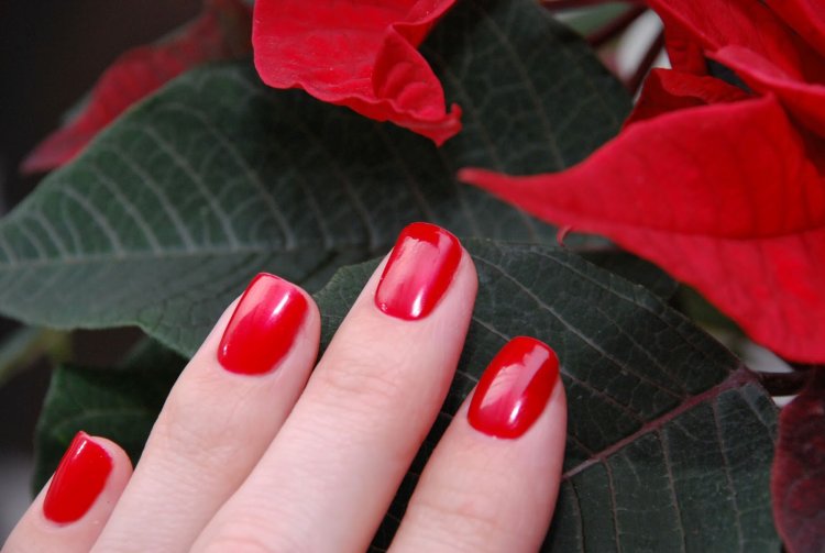 Девушка с красными ногтями