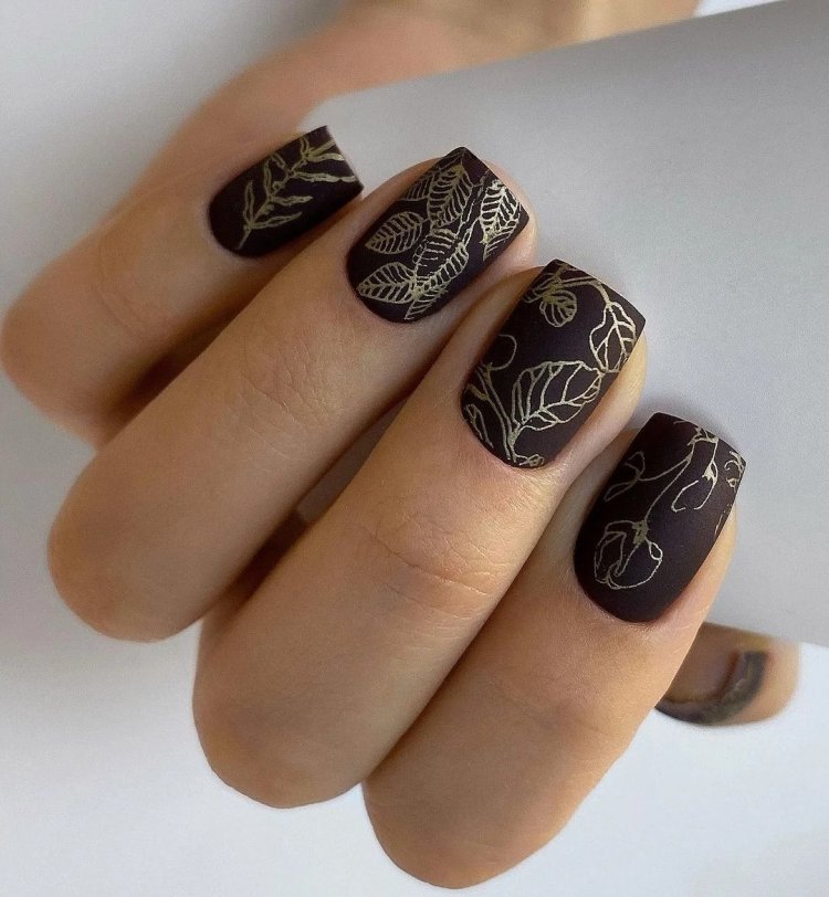 Маникюр в коричневых тонах с узорами