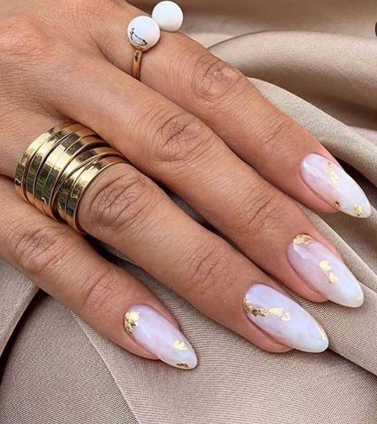 Молочний манікюр на довгі нігті