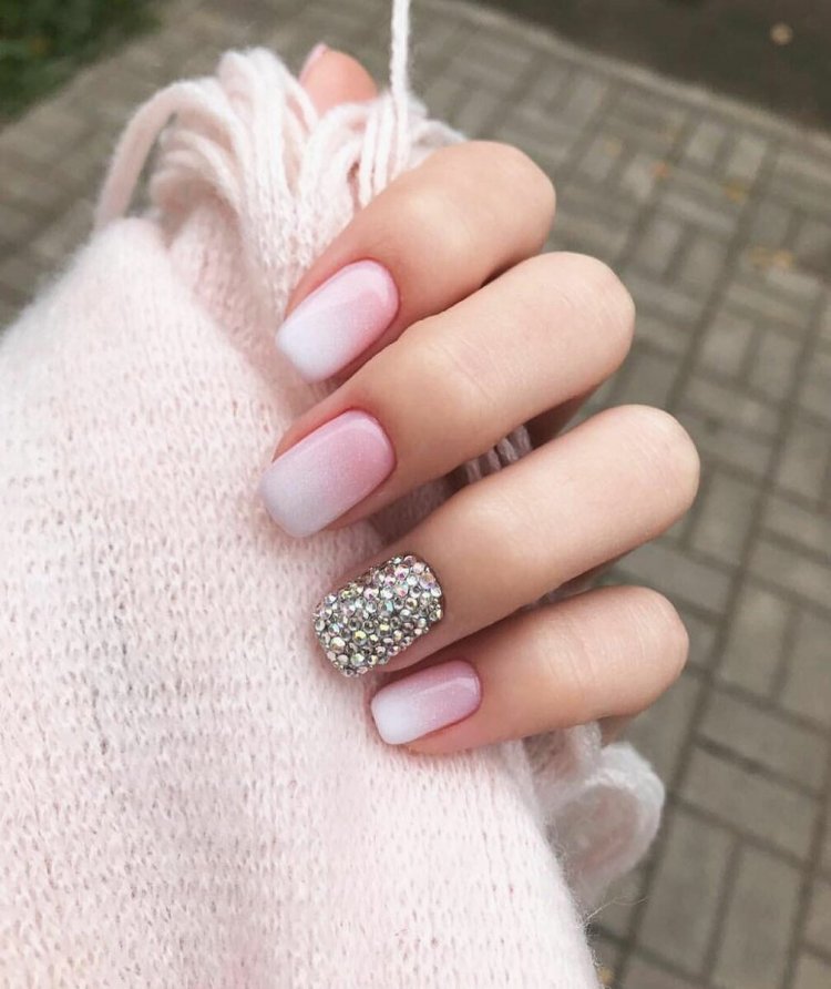 Манікюр у біло-рожевих тонах.