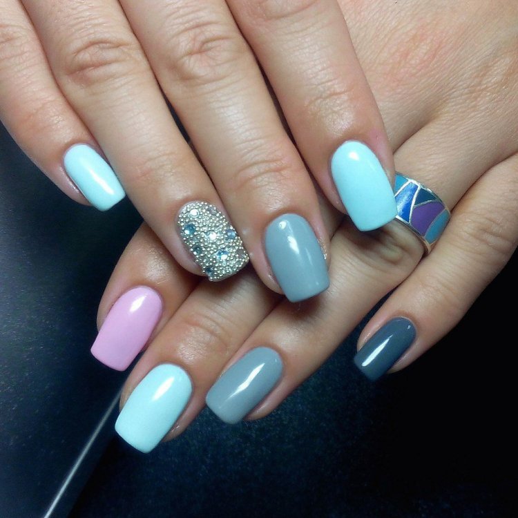 Голубой шеллак на ногтях