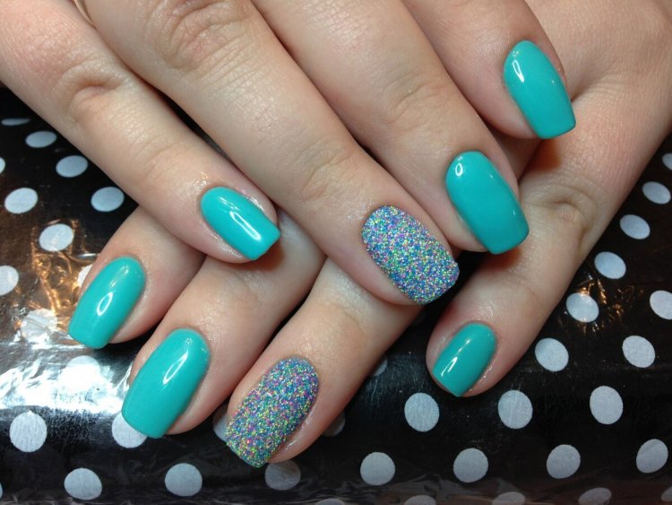 Бірюзовий манікюр