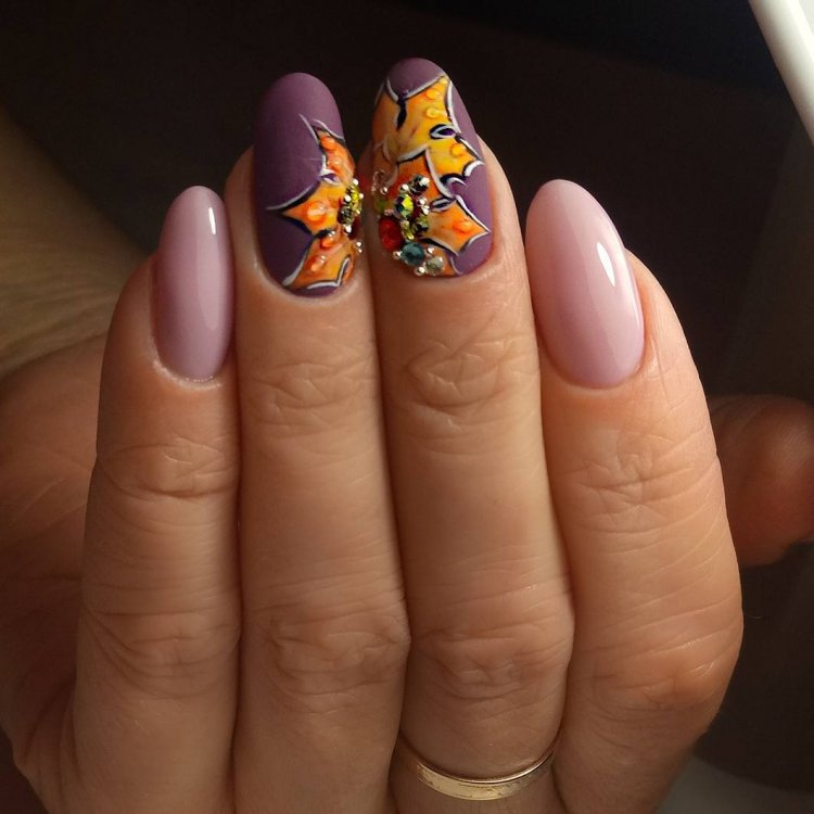 Осенний маникюр с листьями