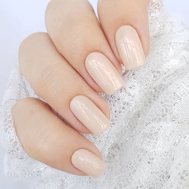 Нежно телесный маникюр