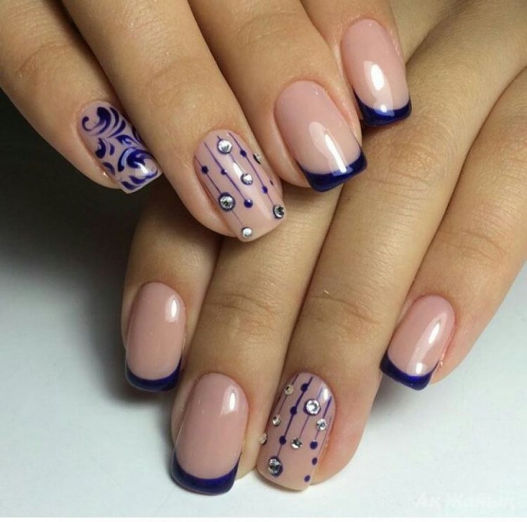 Французский маникюр на короткие ногти синий