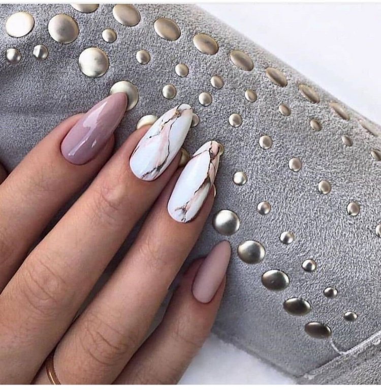 Стильний манікюр на довгі мигдалеподібні нігті.