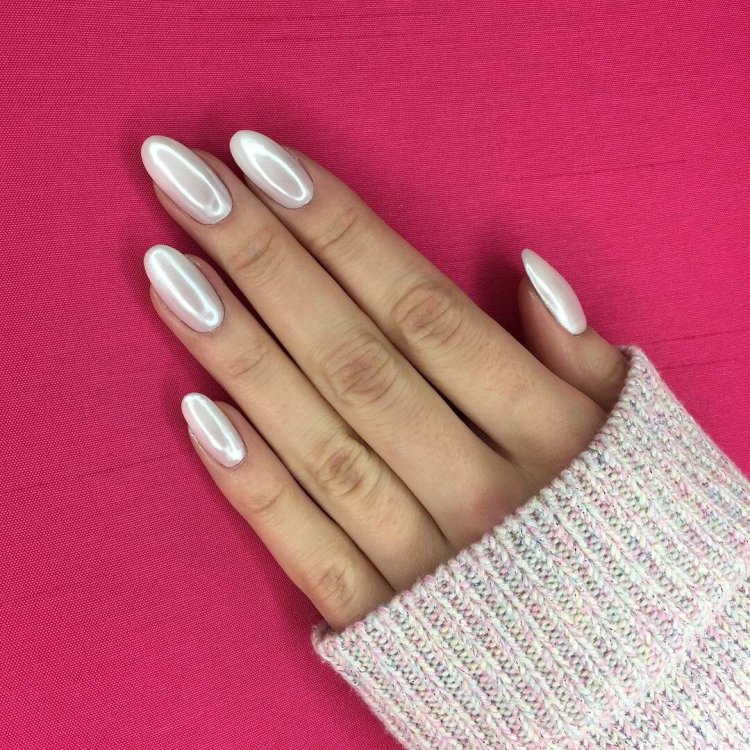 Білий манікюр