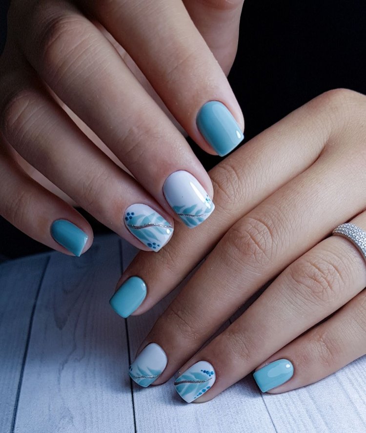 Весенний маникюр в голубых тонах