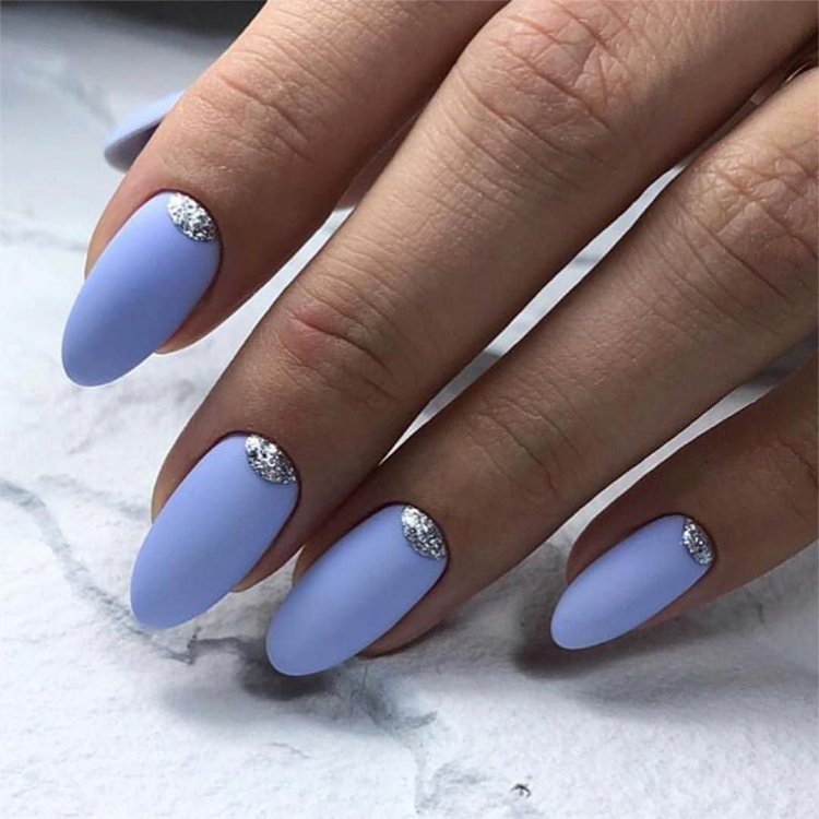 Блакитний манікюр