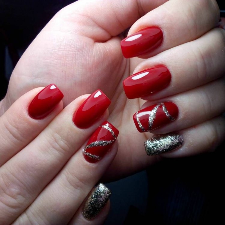 Красивый алый маникюр