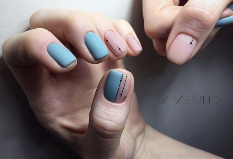 Блакитні матові нігті