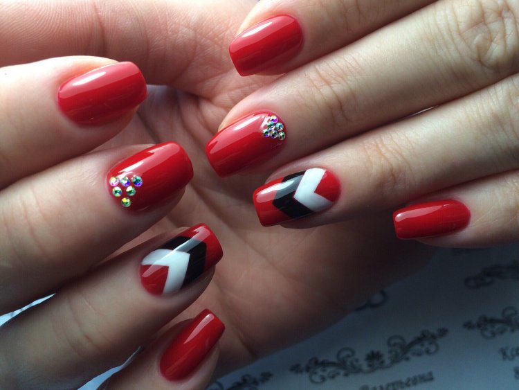 Червоний манікюр на короткий квадрат