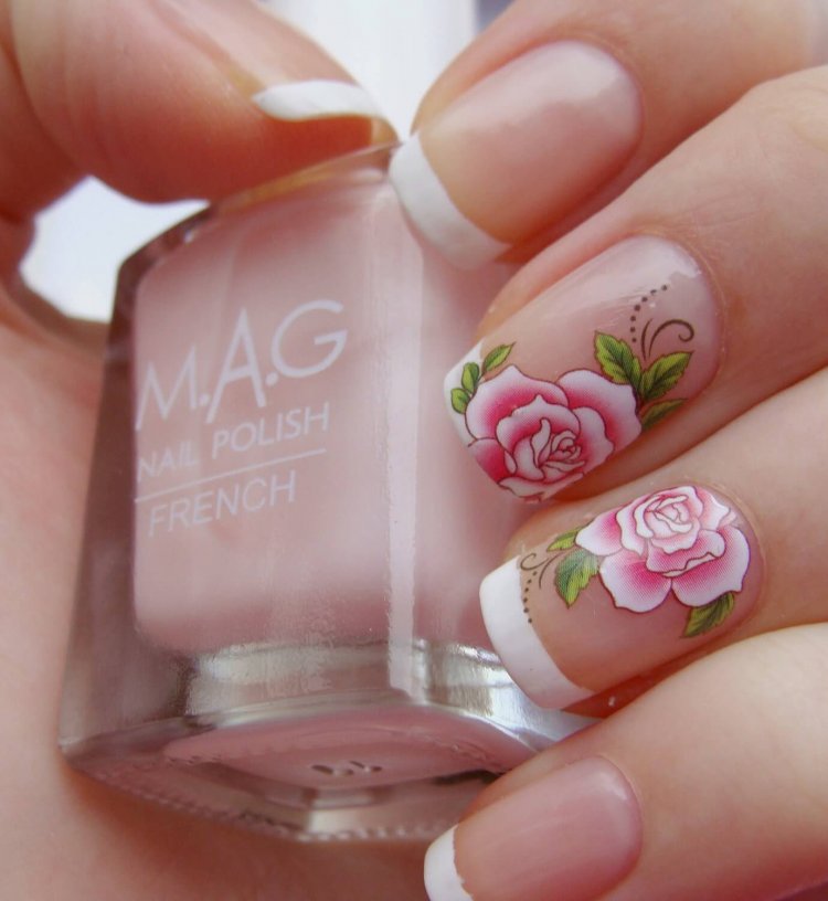 Маникюр с цветочками нежный