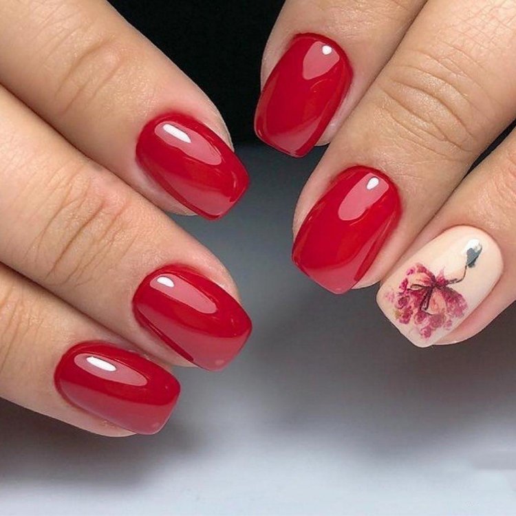 Манікюр на короткий квадратний червоний.
