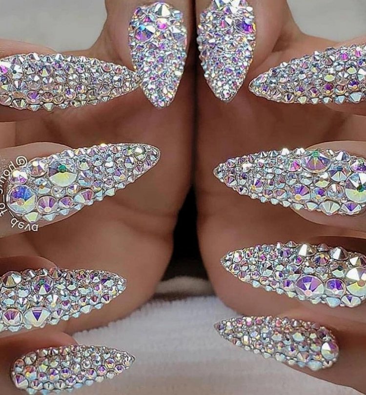 Маникюр со стразами и блестками