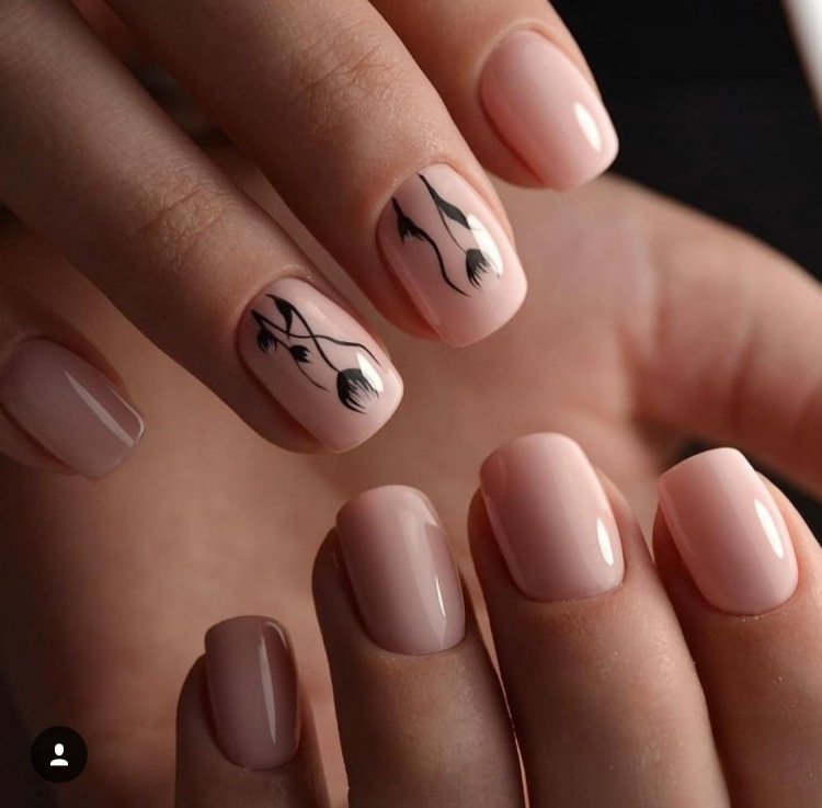Маникюр на короткие ногти бежевый с черным