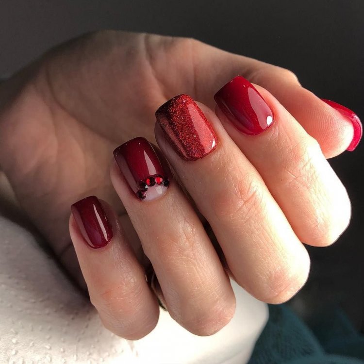 Червоний манікюр на короткі нігті квадратної форми.