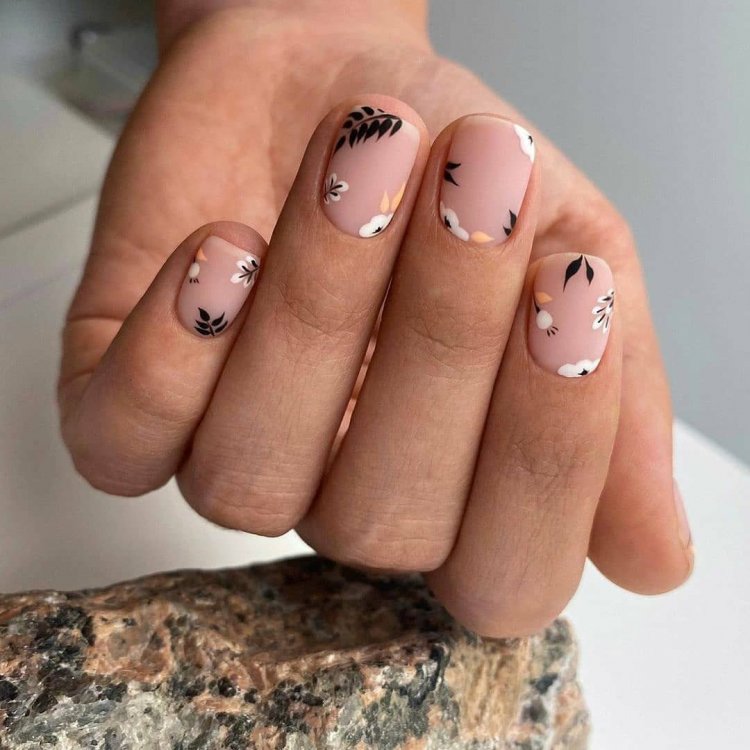 Дизайнерський манікюр на короткі нігті