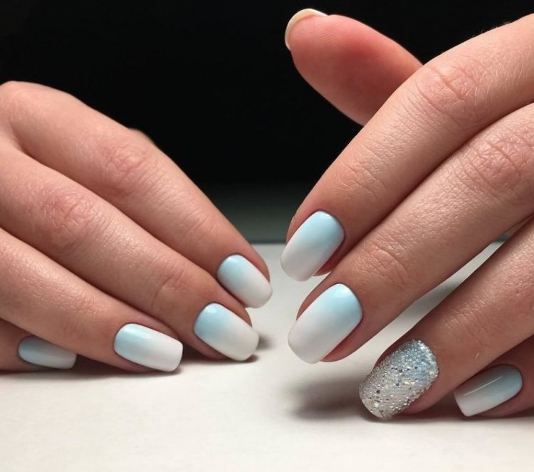 Светло голубые ногти