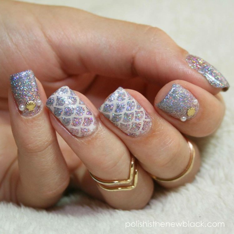 Белый маникюр с блёстками