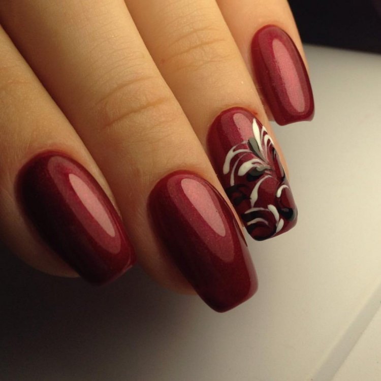 Бордовий манікюр зі стразами