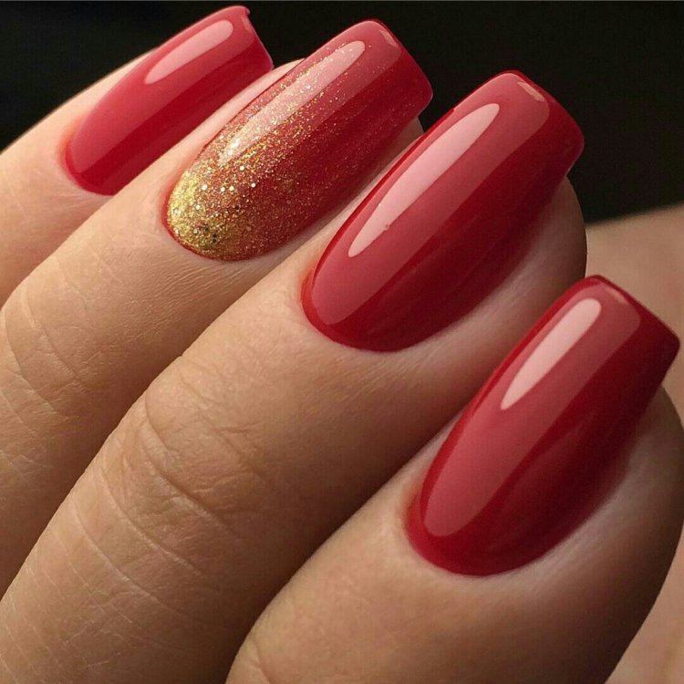 Маникюр красный с золотом