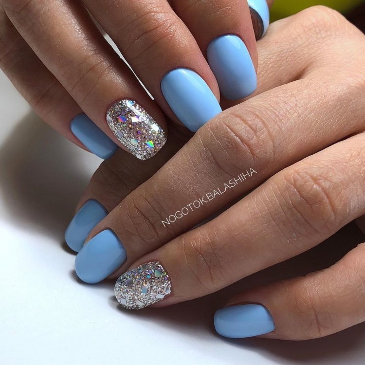 Голубой маникюр на короткие ногти
