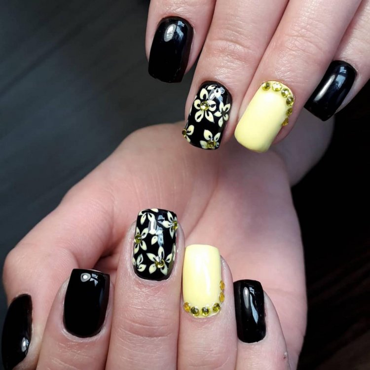Маникюр жёлтый с чёрным 2021