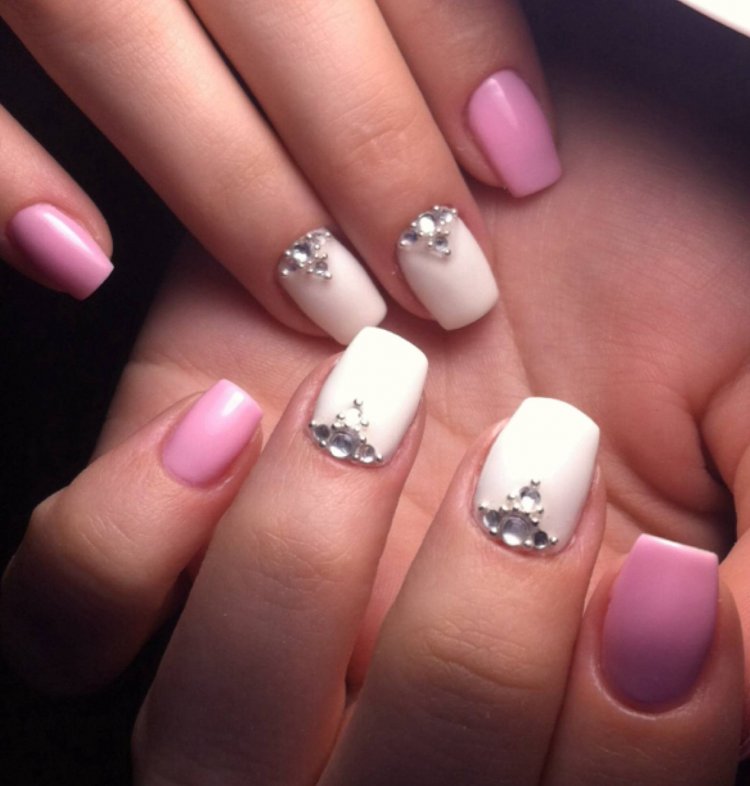 Шеллак красивый французский маникюр со стразами