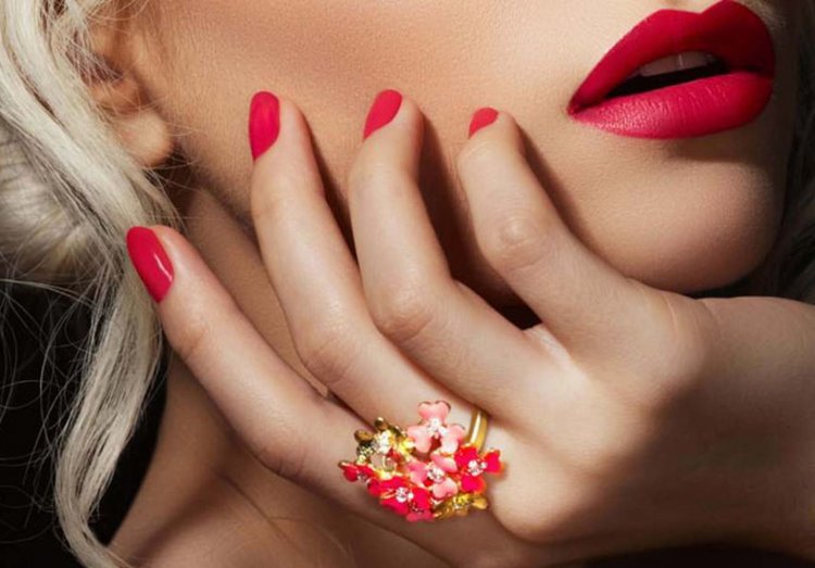 Девушка с красивыми ногтями без лица