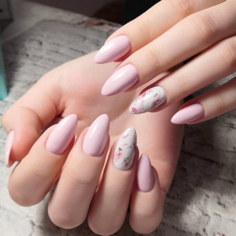 Весенний миндальный маникюр