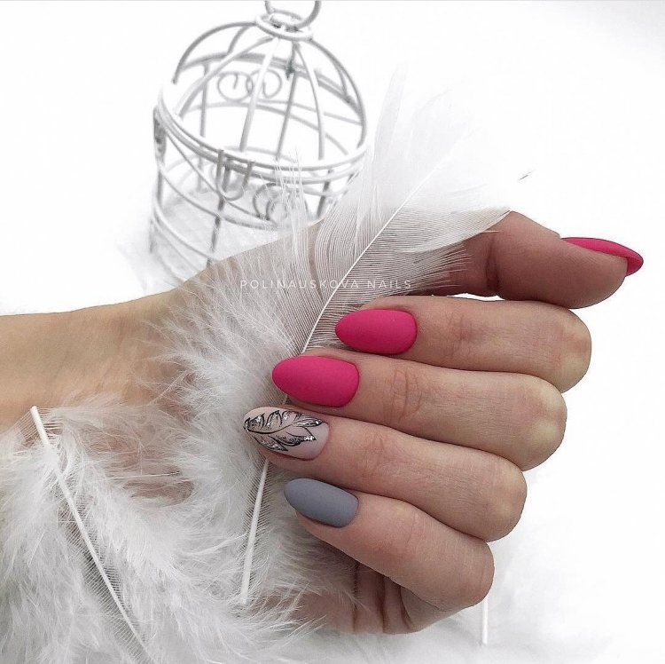 Красивий манікюр з пером