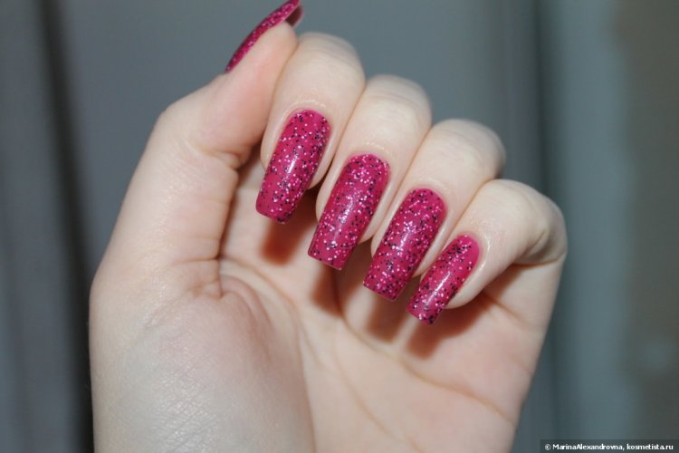 Малиновые блестящие ногти