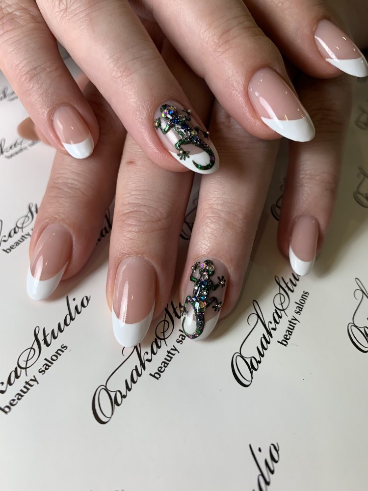 Маникюр со скорпионом из страз