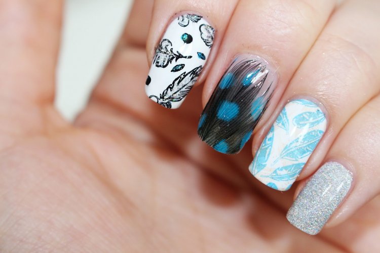 Манікюр осінь-зима з пір'їнкою