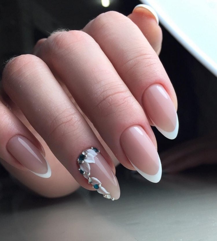 Френч на миндалевидных ногтях