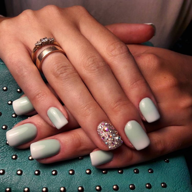 Элегантный светлый маникюр