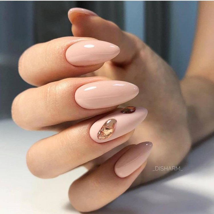 Нюдовый маникюр 2021 миндаль