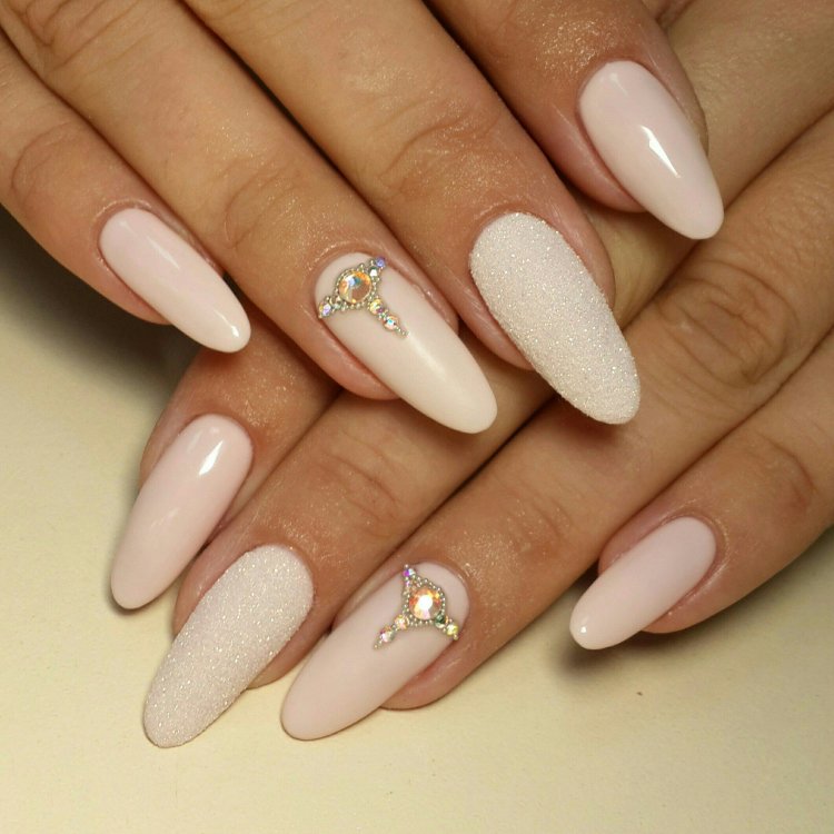 Ногти светлые