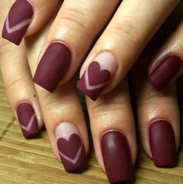 Манікюр на короткі нігті бордовий колір.