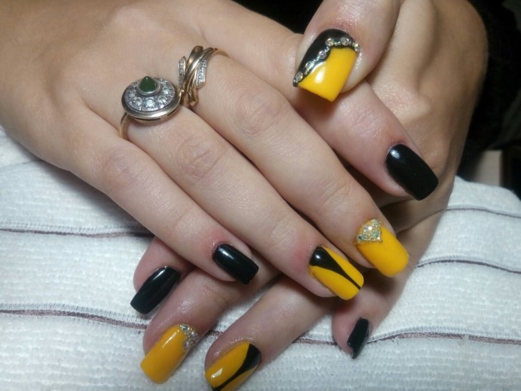 Желто-черный маникюр со стразами
