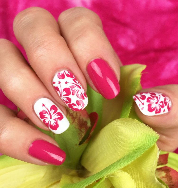 Маникюр с растительным орнаментом