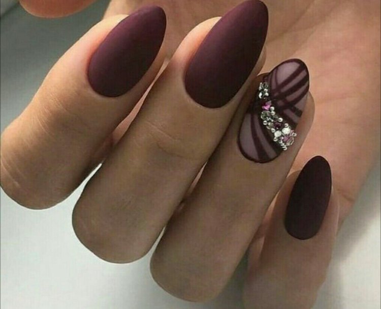 Манікюр бордовий матовий мигдаль