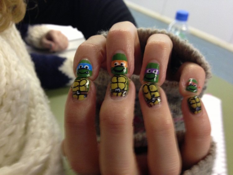 Маникюр с черепахой морской