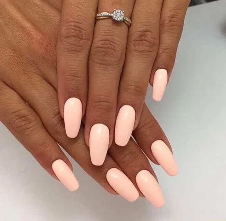 Маникюр в пастельных тонах на длинные ногти